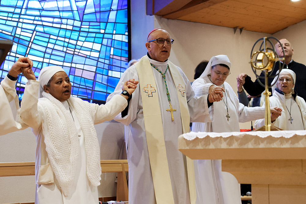 Prière des malades présidée par Monseigneur Rey